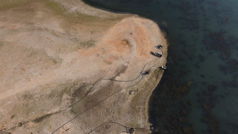 ラッカ県北西部にある村近郊のユーフラテス川岸に、ボートとディーゼルエンジンが並んでいる。川の水位が大幅に低下していることがわかる＝2024年11月4日　Ⓒ Gihad Darwish／MSF