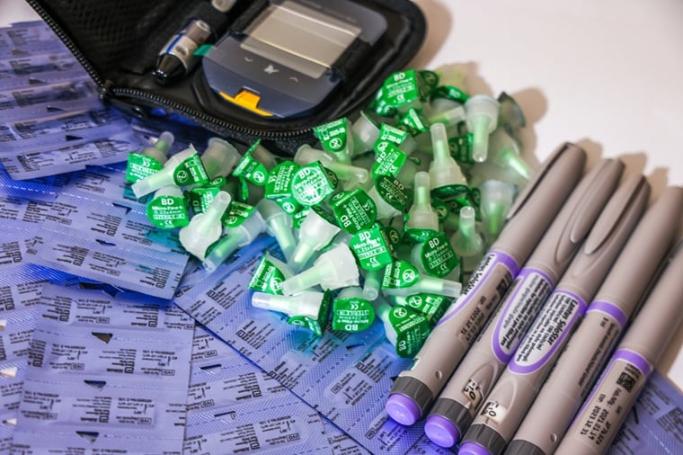 糖尿病の治療に用いるインスリンペンと針のキャップ、血糖値測定器。　© Carmen Yahchouchi/MSF
