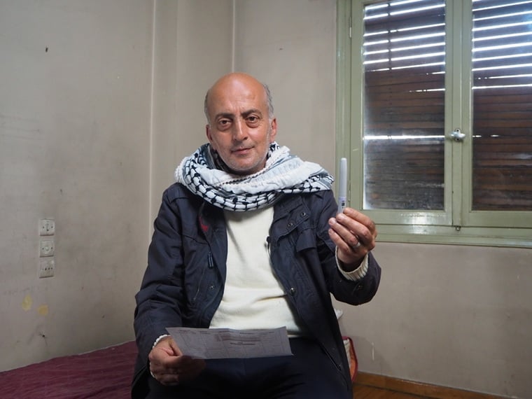 インスリンペンを持つガッサンさん　© MSF