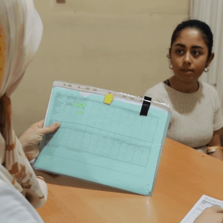 サナさん（奥）　© MSF