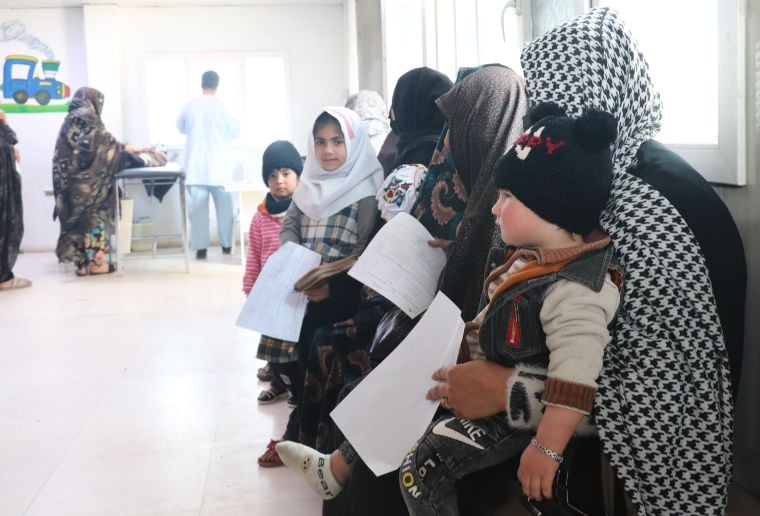 ヘラート地域病院で診察の順番を待つ母子＝2025年3月12日　Ⓒ Tasal Khogyani/MSF 