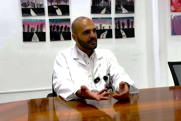 「心のケアのさらなる充実と専門医の拡充が課題」と話すサレハ医師＝アンマンで2025年10月27日　Ⓒ MSF