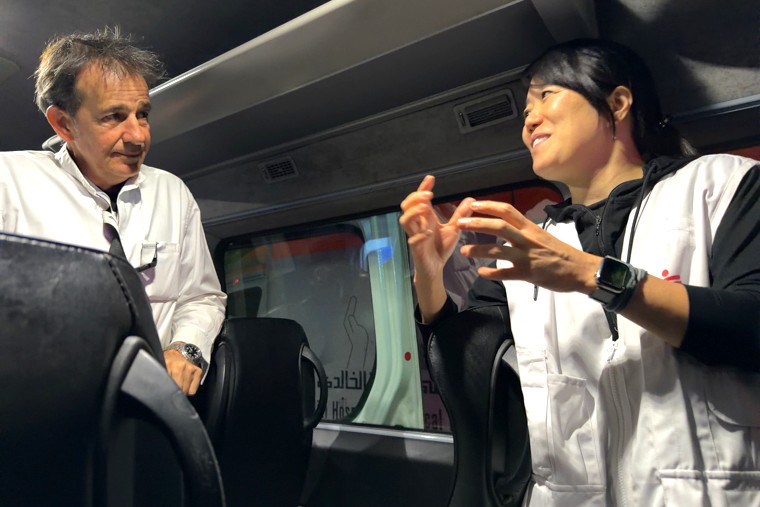 ガザから医療搬送されてくる患者を待つ間、車内で打ち合わせをするMSF日本会長の中嶋優子（右）と現地のMSF活動責任者＝アンマンで2025年10月26日　Ⓒ MSF