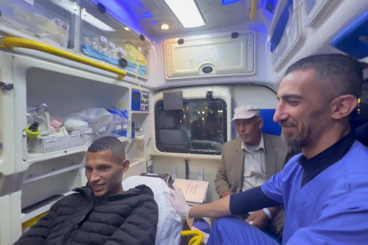 アンマンに到着後、MSF再建外科病院へと救急車で向かうガザの青年（左）。医療スタッフ（右）に見守られ、青年はやっと笑みを浮かべた＝2025年10月26日　Ⓒ MSF