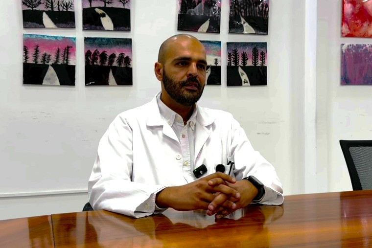 医療搬送後の治療を説明するMSF再建外科病院のサレハ・アル・ハティーブ医師＝同病院で2025年10月27日　Ⓒ MSF