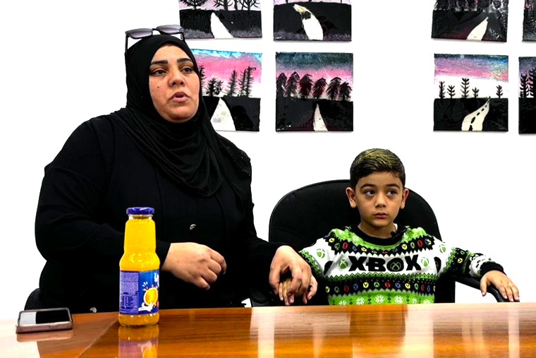 ハサンさん（右）が母サハル・ハララさんの手を握ると、話をしていたサハルさんはそっと握り返した＝アンマンで2025年10月27日　Ⓒ MSF