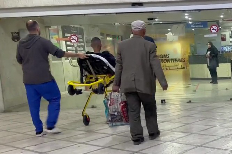 アンマンのMSF再建外科病院に到着後、ストレッチャーで病室へと運ばれていく青年（左から2人目）＝2025年10月26日　Ⓒ MSF