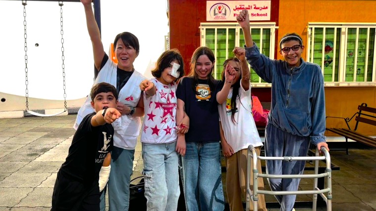 アンマンのMSF再建外科病院で、ガザなどから医療搬送された子どもたちと交流する中嶋（左から2人目）＝2025年10月26日　Ⓒ MSF