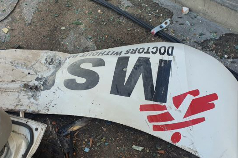 イスラエル軍に破壊されたMSFの車両には、大きく文字とロゴが描かれていた　Ⓒ MSF