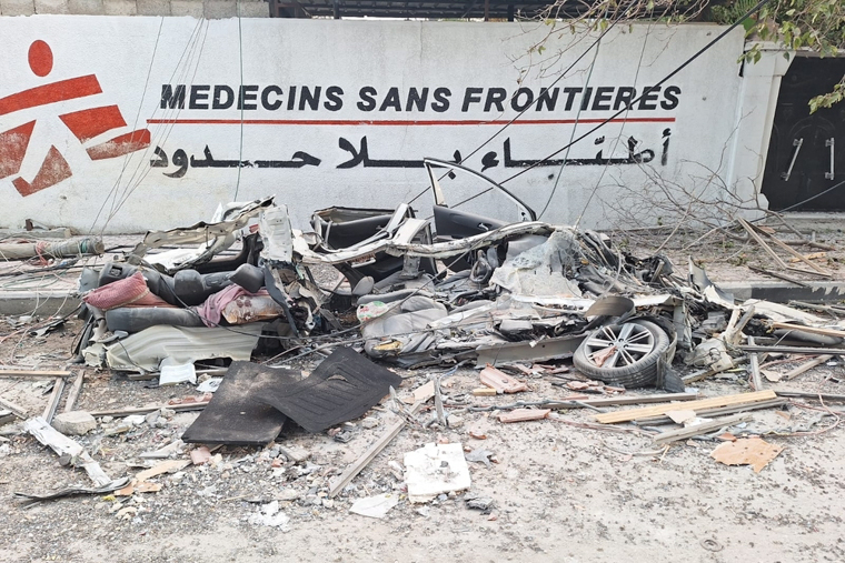 ガザ地区中心部にあるMSFの診療所もイスラエル軍に攻撃を受けた。診療所の前に止めていた車が銃撃を受け、大破している＝2025年11月20日　Ⓒ MSF