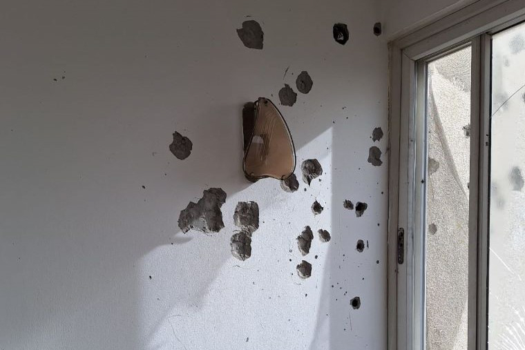 弾痕ができたMSF施設の内壁　Ⓒ MSF