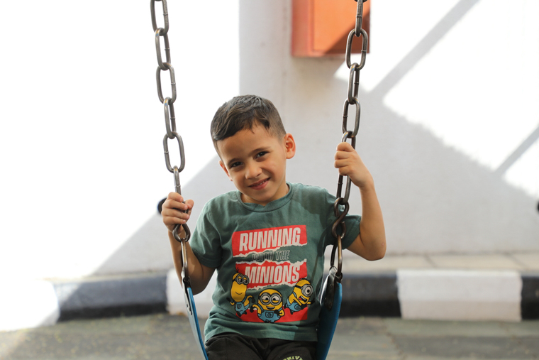 アンマンにあるMSF再建外科病院の遊び場で過ごすオマルさん。追加手術や心のケアを経て、現在は元気に遊べる状態にまで回復した＝2025年11月2日　Ⓒ Mohammad Shatnawi / MSF