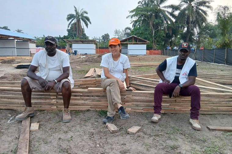 コンゴのブラぺ保健区域でMSFの現地スタッフらと新しいエボラ治療センターを建設した村元（中央）＝2025年9月28日　Ⓒ MSF