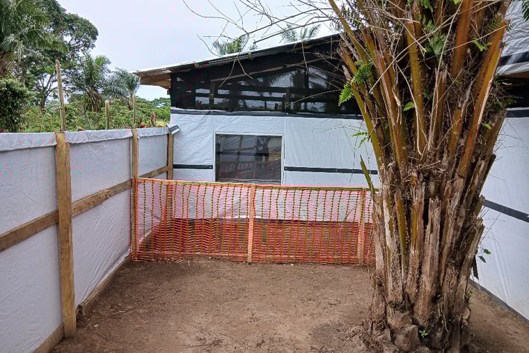 エボラ治療センターで亡くなった患者の遺体を安置する部屋。透明な窓をつくることで、健康な住民たちが接触せずに外から見送れる作りにした＝ブラぺ保健区域で2025年10月9日　Ⓒ MSF