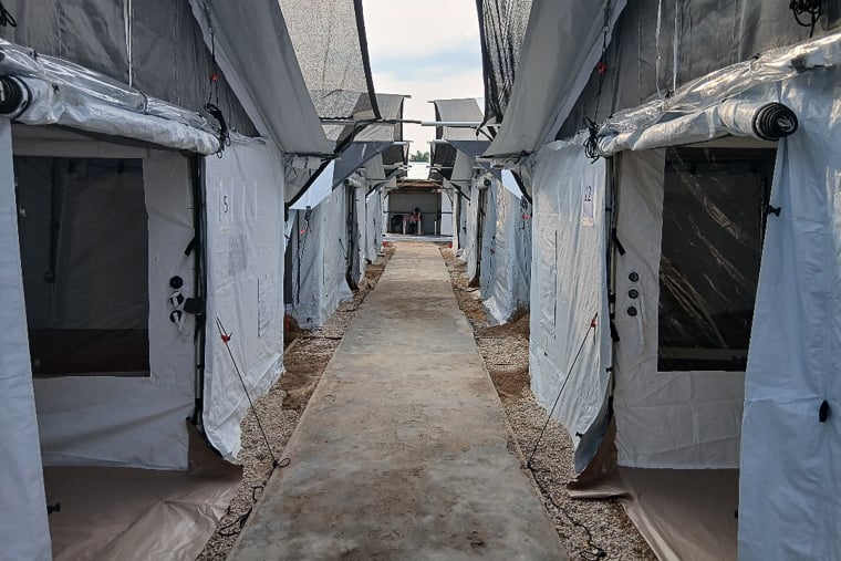 ブラぺ保健区域の新しいエボラ治療センターで病室として使われたテント＝2025年10月9日　Ⓒ MSF