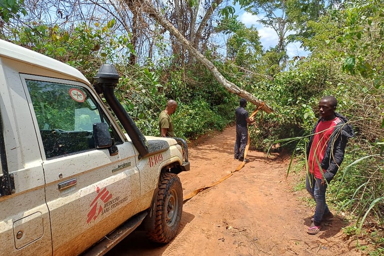 エボラが発生したブラぺ保健区域に向かうため、森をかき分けながら進むMSFのスタッフら＝コンゴで2025年10月12日　Ⓒ MSF