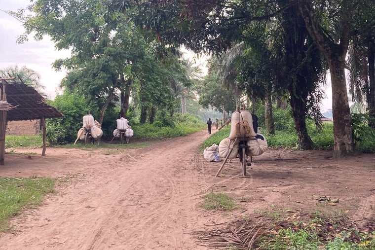 農作物入りの大きな袋を自転車に載せ、他の村などへ売りに行くブラぺ保健区域の住民ら＝2025年10月27日　Ⓒ MSF