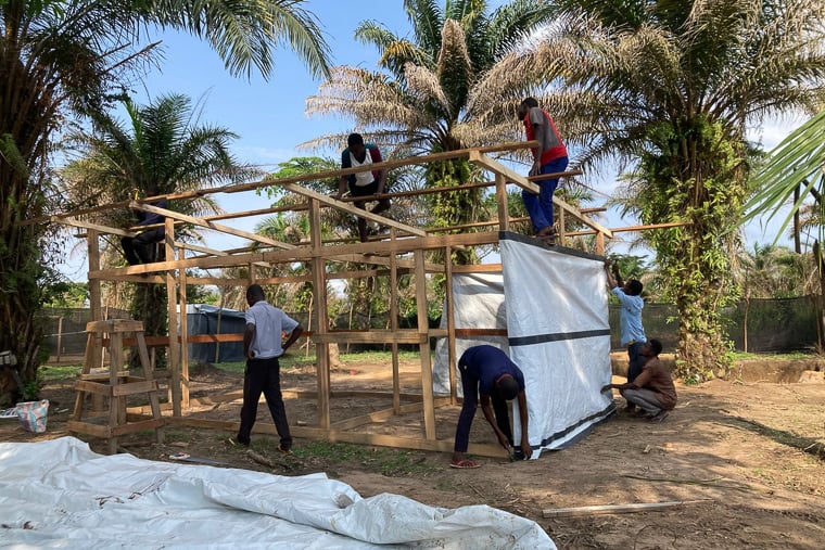 MSFのスタッフと協力してエボラの治療センターを建設する地元住民ら＝2025年10月15日　Ⓒ MSF