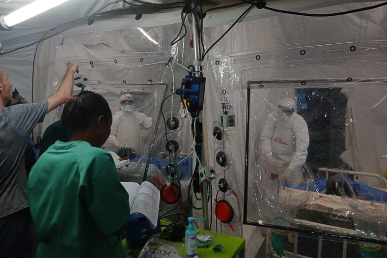 新しい治療センターの集中治療室で、エボラに感染した患者を診察するMSFスタッフ（奥）ら＝ブラぺ保健区域で2025年10月9日　Ⓒ MSF