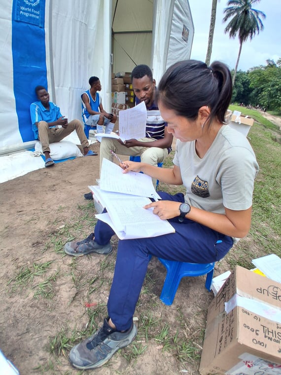 ブラぺ保健区域の活動を地元保健省に引き継ぐため、医薬品の残量を確認する村元（右）＝2025年10月31日　Ⓒ MSF