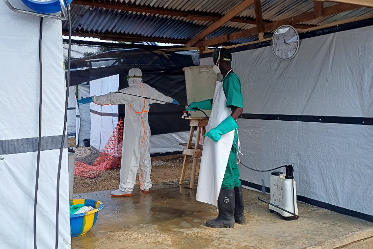 患者のいる区域（レッドゾーン）から外（グリーンゾーン）に戻る際には、防護具を脱ぐたびに消毒液を全身に浴びせ、慎重に洗浄する必要があった＝ブラぺ保健区域のエボラ治療センターで2025年10月17日　Ⓒ MSF