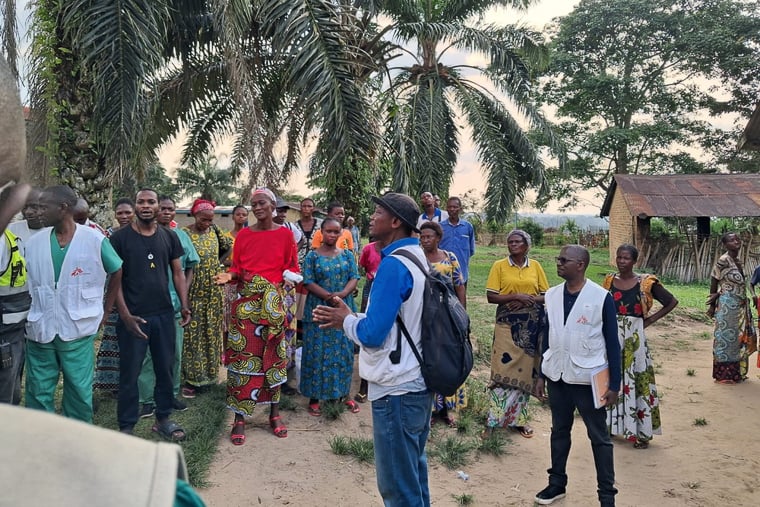 旧エボラ治療センターから患者（中央左）が初めて退院し、喜んで出迎える地元住民たちとMSFのヘルスプロモーター（中央手前）＝ブラぺ保健区域で2025年9月16日　Ⓒ Sylvie Jonckheere/MSF
