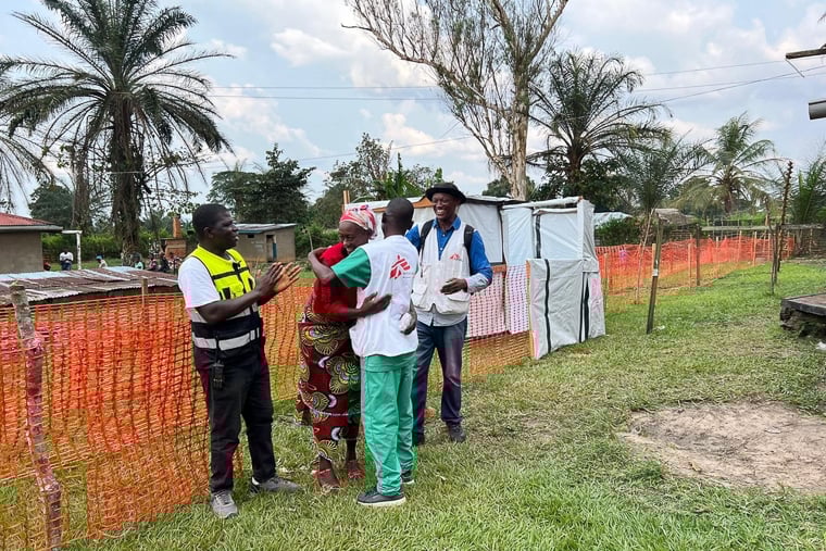 旧治療センターに入院したことでエボラから回復し、最初に退院できた患者の女性（中央左）。MSFのスタッフと抱き合って喜びを分かち合った＝2025年9月16日　Ⓒ Sylvie Jonckheere/MSF