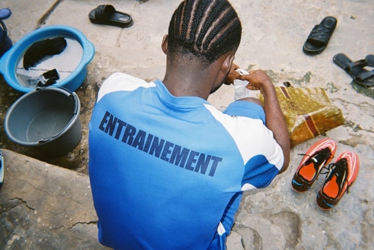 ユースクラブに参加している19歳の男性。「今でもスポーツはやってるよ、何も変わってない。HIV陽性でも、何でもできるんだ」　© Emilia Brazy-Nancy/MSF