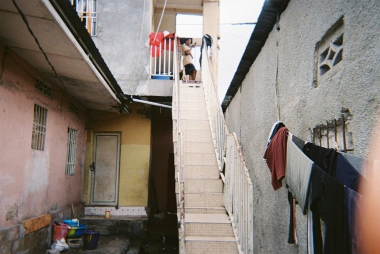 フォトボイス・アプローチ（※下の囲み参照）で、21歳の男性が撮影した一枚。「左下のドアが見える？　家族が僕の状態を知ったとき、あそこに閉じ込められたんだ。ドアには南京錠までかけられていた。食べ物は持ってきてくれたけど、6カ月間も閉じ込められていたよ」　© Emilia Brazy-Nancy/MSF