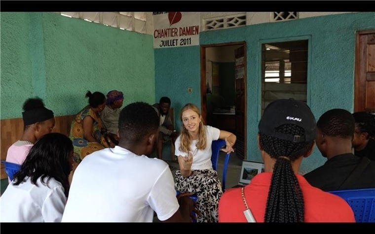 ユースクラブに集う若者たち　© Emilia Brazy-Nancy