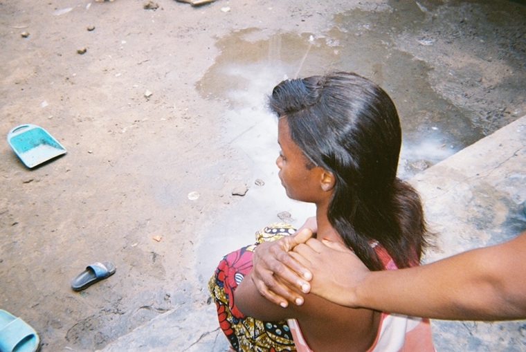 フォトボイス・アプローチで18歳の少女が撮影した一枚。「この写真は、私に与えられた手を表現しました」　© Emilia Brazy-Nancy/MSF