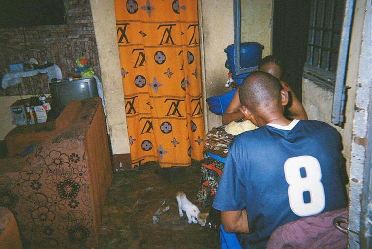 20歳の男性が撮影した家庭の様子。「両親は私を支えてくれます。毎日薬を飲むよう励まし、私の夢を信じ、HIVは死をもたらすとか、祈りだけで十分だと言う人びとの言葉は無視するように言ってくれます」　© Emilia Brazy-Nancy/MSF