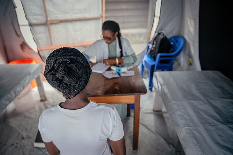 北キブ州ゴマの診療所で看護師と面談する、性暴力被害を受けた少女=2025年7月1日　Ⓒ Jospin Mwisha