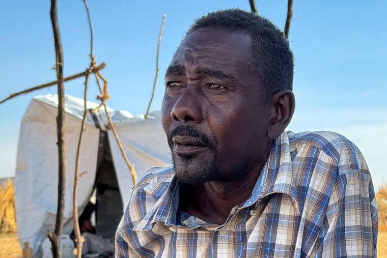 エル・ファシールで妻と娘を失ったAMさん。タウィラへ逃れる道中で家族と共に暴行を受け、所持品も奪われた＝ダバ・ネイラキャンプで＝2025年11月9日　Ⓒ Natalia Romero Peñuela/MSF
