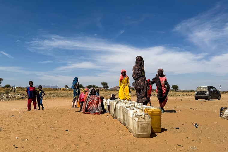 エル・ファシールから逃れてきた避難民がタンクを用意し、給水車の到着を待っている＝ダバ・ネイラキャンプで2025年11月9日　Ⓒ Natalia Romero Peñuela/MSF