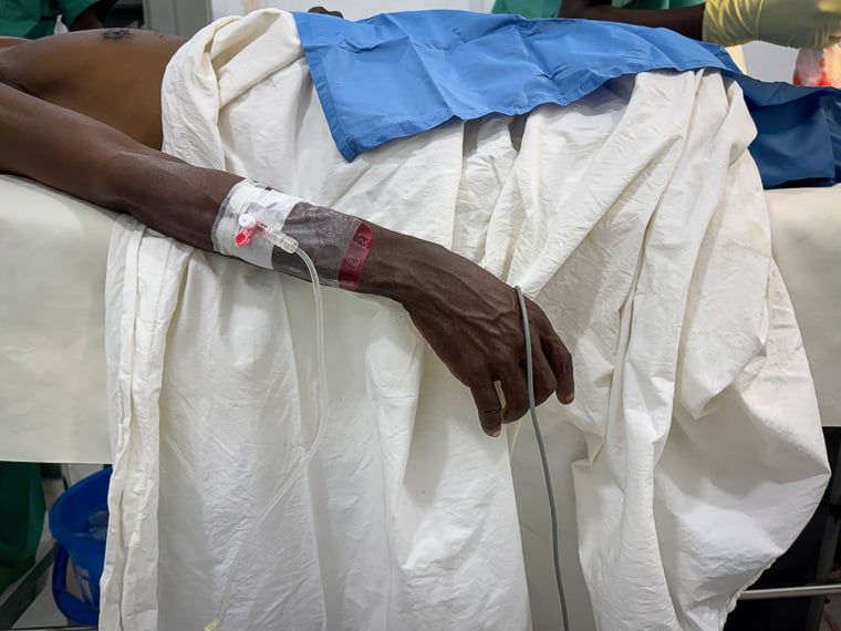 エル・ファシールから逃れた避難民たちは、さまざまな暴力を受けて心身に深い傷を負っている＝タウィラ病院で2025年11月9日　Ⓒ Natalia Romero Peñuela/MSF