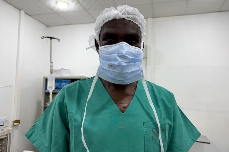 外科医のアルタイッブ医師も、エル・ファシールから逃れてきた避難民の一人。RSFに制圧される数日前に脱出し、タウィラへとやってきた。現在はタウィラ病院で、同じように戦火を逃れてきた人びとの治療にあたっている＝同病院で2025年11月9日　Ⓒ Natalia Romero Peñuela/MSF