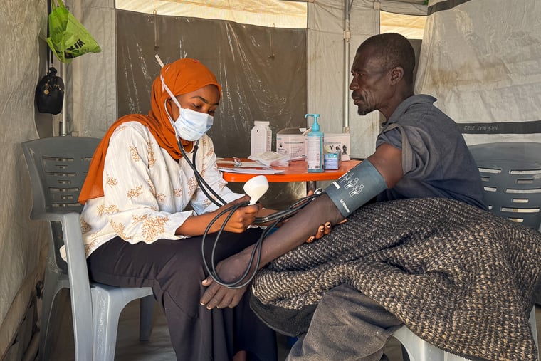 MSFがタウィラの入口地点に設けた簡易診療所では、基本的な治療や診察をしており、重症患者は救急車でタウィラ病院へ搬送している＝2025年11月9日　Ⓒ Natalia Romero Peñuela/MSF