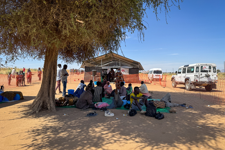 MSFはタウィラの入口地点に簡易診療所を設置し、新たに到着した避難民の応急処置をしている＝2025年11月9日　Ⓒ Natalia Romero Peñuela/MSF