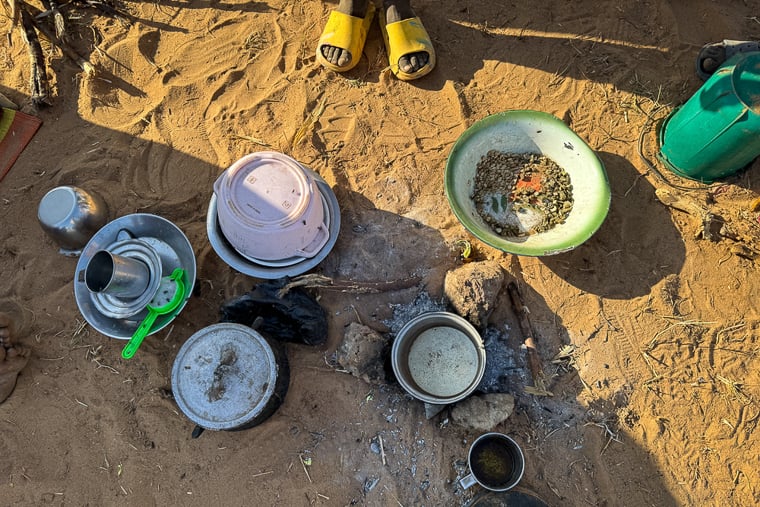 人びとは避難する前、エル・ファシールでピーナッツの残りかすから作る動物飼料「アンバズ」を食べるしかなかった。タウィラの避難民キャンプでも食料は1日1回しか配布されない＝ダバ・ネイラキャンプで2025年11月9日　Ⓒ Natalia Romero Peñuela/MSF