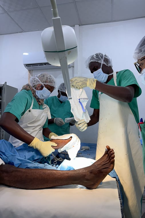 エル・ファシールから逃れた避難民はさまざまな傷を負っており、MSFは手術などの医療活動を続けている＝タウィラ病院で2025年11月9日　Ⓒ Natalia Romero Peñuela/MSF