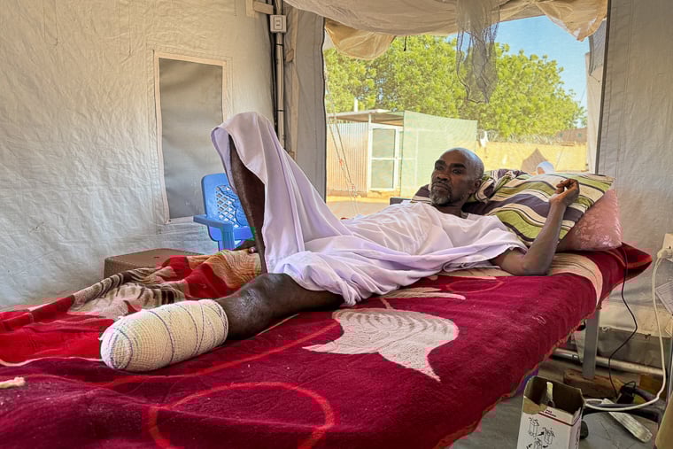 タウィラ病院に逃れた後、足の切断手術を受けたIAさん＝同病院で2025年11月9日　Ⓒ Natalia Romero Peñuela/MSF