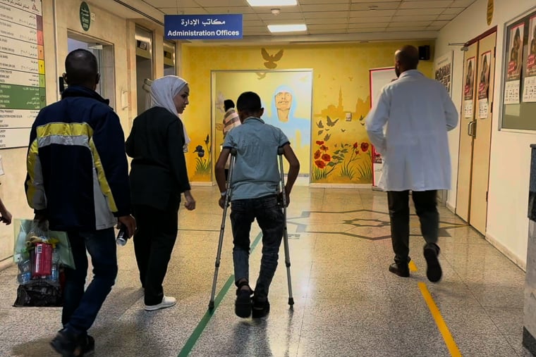 脚を負傷し、ガザ地区からヨルダンの首都アンマンに医療搬送されたばかりの少年（右から2人目）＝2025年10月26日　Ⓒ MSF