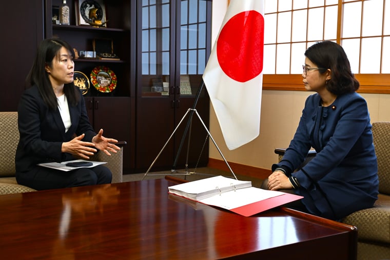 国光外務副大臣（右）と意見交換する中嶋＝外務省で2025年12月4日　Ⓒ MSF