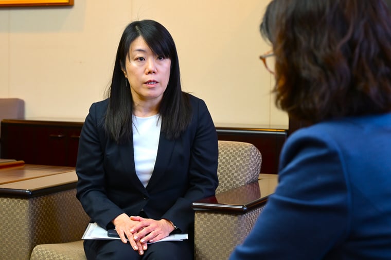 国光外務副大臣（右）にガザ地区の医療状況について説明する中嶋＝外務省で2025年12月4日　Ⓒ MSF