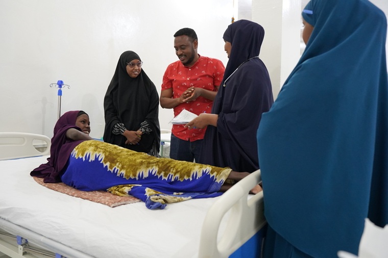 フィスチュラ治療ユニットで、患者を回診する保健省とMSFの医療チーム＝2025年10月13日　© Nasir Ghafoor/MSF