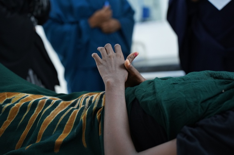 MSFが支援するフィスチュラ治療ユニットに入院中の女性＝2025年10月13日　© Nasir Ghafoor/MSF