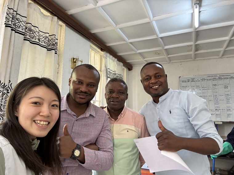 クリニックで働いていたMSFのメンバーと　© MSF