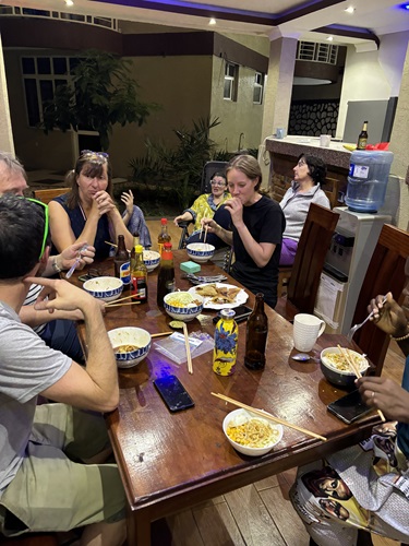 スタッフとの食事風景　© MSF