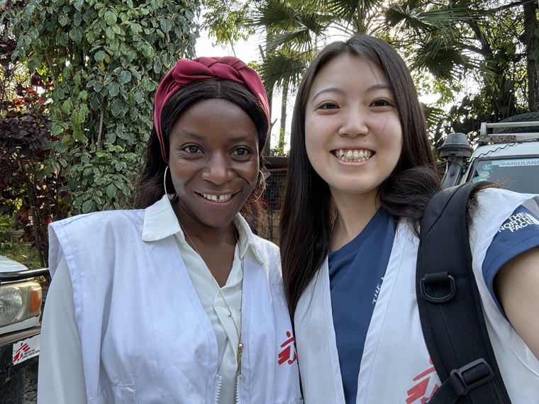 石山友莉佳さん（右）　© MSF